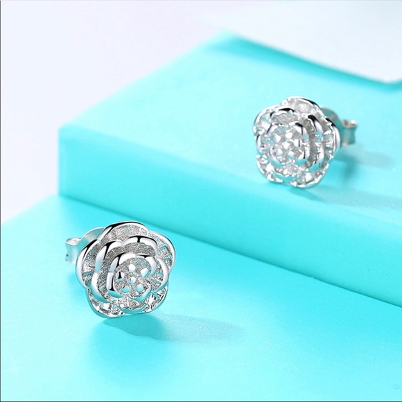 Jewelry - Beautiful Silver Tone Flower Stud Earrings